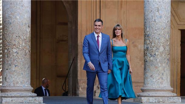 First Lady stürzt Spanien in Ungewissheit Spaniens Regierungschef Pedro Sanchez zusammen mit seiner Ehefrau Begona Gomez beim Gipfeltreffen der Europäischen Politischen Gemeinschaft in der Alhambra in Granada.
