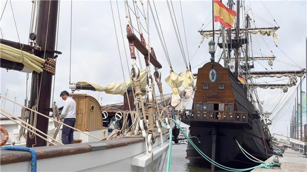 Diese zehn Höhepunkte der Maritimen Tage 2023 dürfen Sie nicht verpassen „Spanier“ im Neuen Hafen 2021: Vorne die „Pascual Flores“, hinten der Nachbau „Galeon Andalucia“