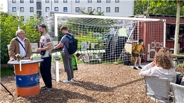Spannendes Projekt: So sieht der Blick auf die erweiterte Realität auf dem „Zolli“ aus - inklusive Fußballtorwart und Fußballtor.