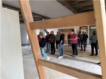 Sparkasse wird zur Apotheke: Wilstedts Bürgermeister führt Interessierte über die Baustelle.