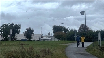 Spaziergang im stürmischen Cuxhaven: Vorboten des herannahenden Sturmtiefs begleiten die Spaziergänger entlang der Küste.