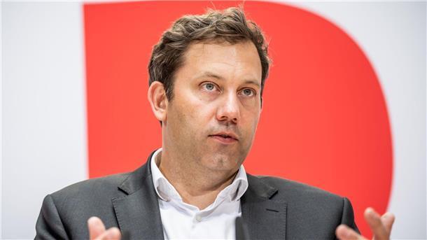 SPD-Chef Lars Klingbeil hält die Erhöhung des Mindestlohns für nicht ausreichend.
