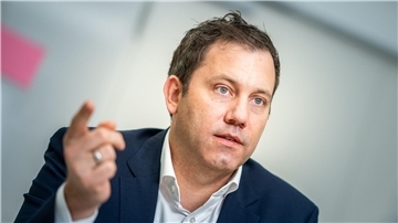 SPD-Chef Lars Klingbeil sagt, das Thema Migration werde auf dem SPD-Parteitag Raum bekommen.