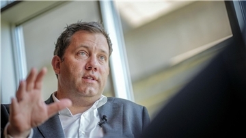 SPD-Chef Lars Klingbeil spricht in einem Interview mit Journalisten der Deutschen Presse-Agentur.