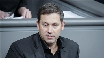SPD-Chef Lars Klingbeil will mehr diplomatische Initiativen im Ukraine-Krieg sehen.