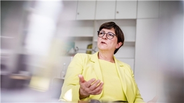 SPD-Chefin Saskia Esken äußert sich zurückhaltend zu einer deutschen Beteiligung an der Kampfjet-Allianz.
