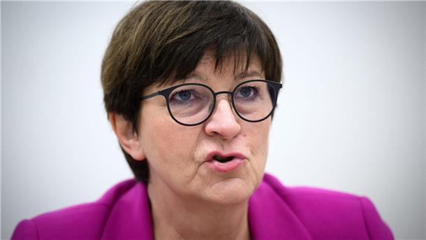 SPD-Chefin Saskia Esken spricht sich gegen die Rückkehr zur Wehrpflicht aus.
