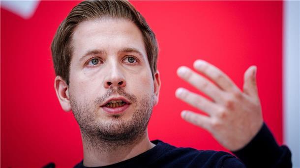 SPD-Generalsekretär Kevin Kühnert gibt eine Pressekonferenz.