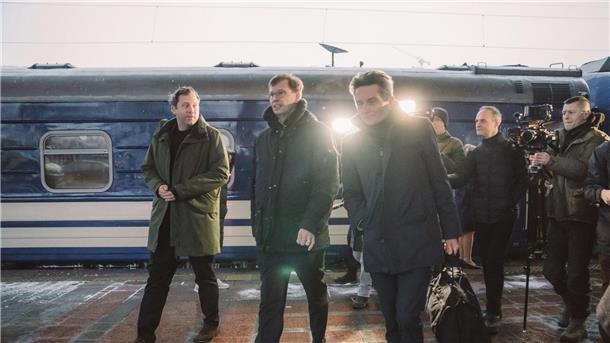 SPD-Spitze in Kiew: „Uneingeschränkte“ Unterstützung SPD-Parteichef Lars Klingbeil (l.) und SPD-Bundestags-Fraktionschef Rolf Mützenich (3.v.l.) bei ihrer Ankunft auf dem Bahnhof von Kiew.