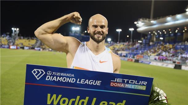 Speerwerfer Julian Weber jubelt über seinen Sieg in Doha.