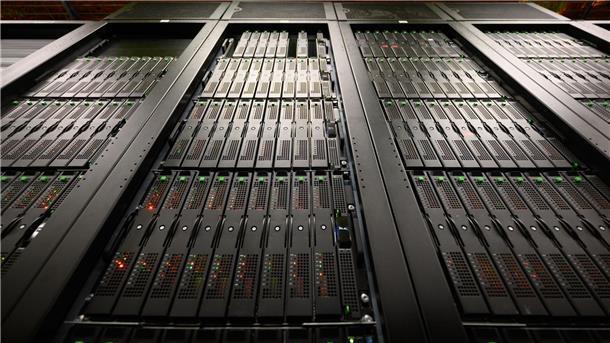 Rechenzentren in Deutschland wachsen und werden effizienter Speichersysteme des Hochleistungsrechners CARA (Computer for Advanced Research in Aerospace) vom Deutschen Zentrum für Luft- und Raumfahrt (DLR).