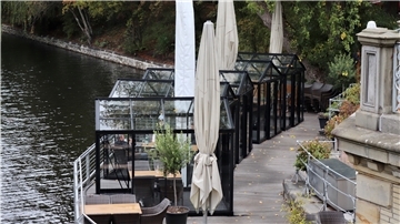 Speisen im Gewächshaus: Das Restaurant „Anleger 1870“ an der Mundsburger Brücke in Hamburg-Uhlenhorst hat die Idee, die wohl ursprünglich aus den Niederlanden stammt, in edel umgesetzt – mit bestem Blick auf die Außenalster.
