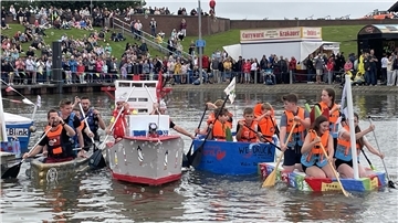 Papierboote bei einer Regatta im Hafen von Fedderwardersiel.