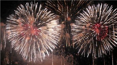 Spektakuläres Höhenfeuerwerk wird es dieses Silvester nirgendwo geben. Kleinstfeuerwerk wie Wunderkerzen und Knallerbsen, die ganzjährig erworben werden können, dürfen dagegen überall verwendet werden.