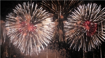 Spektakuläres Höhenfeuerwerk wird es dieses Silvester nirgendwo geben. Kleinstfeuerwerk wie Wunderkerzen und Knallerbsen, die ganzjährig erworben werden können, dürfen dagegen überall verwendet werden.