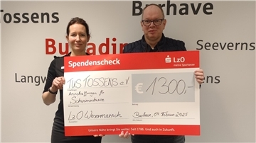 Die LzO hat 1.300 Euro an den Verein TuS Tossens gespendet.