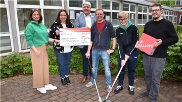 Spendenübergabe an der Oberschule 1 in Nordenham (von links): Konrektorin Ines Locker-Wolf, Schulleiterin Tanja Buse, Lz0-Regionaldirektor Andreas Vollert, Sportlehrer Sebastian Erstling mit Schüler Sören Jöllerichs und Lehrer Simon Lassak, der sich in der Zusatzausbildung für das Fach Informatik befindet.