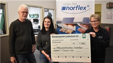 Spendenübergabe bei Norflex in Nordenham (von links): Stefan Schreiber, Doreen Schmidt und Heidrun Fehlau. 
