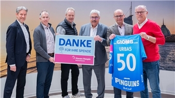 Spendenübergabe der Fischtown Pinguins und des Lions Club Carlsburg an das Haven Hospiz. Im Bild (von links): Lars Müller, Markus Zimmermann, Dirk Sasse, Oberbürgermeister Melf Grantz, Matthias Schröter und Jürgen Krömer.