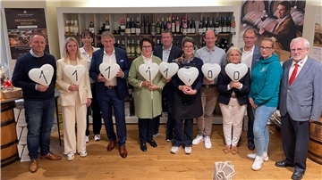 Das Foto zeigt die Vertreter der Service-Clubs bei der Spendenübergabe. 