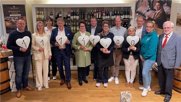 Spendenübergabe im Weinhaus Ludwig von Kapff in Zeven: (von links) Thomas Holsten, Susanne Schulz, Nadine Eckhoff, Marco Tulodetzki, Marlies Holst, Jörg Wesemann, Christine Stratmann-Egbers, Stephan Wilke, Elvi Sievers, Heiner Köhnken, Maya Haker (JRK) und Bernd Kampa (DRK Zeven). Foto: bz/zz
