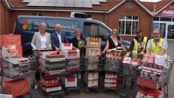 Spendenübergabe in Tossens (von links): Tanja Daugill, Peter Beck, Anja Thieling, Tafel-Koordinatorin Felicitas Beier, Lagerist Mark Venemann und Fahrer Thomas Drechsler.