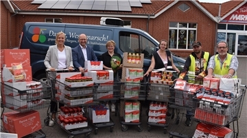 Spendenübergabe in Tossens (von links): Tanja Daugill, Peter Beck, Anja Thieling, Tafel-Koordinatorin Felicitas Beier, Lagerist Mark Venemann und Fahrer Thomas Drechsler.