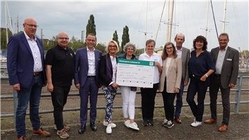 Spendenübergabe mit (von links) Eike Bohlmann, Claus Plachetka, Olaf Stöcker, Christel Koopmann-Mohrschladt, Sabine Hempel, Martina Czerwinski, Petra Klein, Jens Schütte, Heike Holthusen und Rainer Penning.