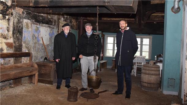 Spender Klaus Höltge (von links) mit Dr. Wolfgang Dörfler und Jasper Rüthemeyer mit Bronzekessel, drehbarem Grill und Glut-Haube.