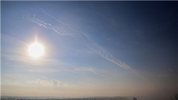 Sperrfeuer von Raketen, die vom Gazastreifen auf Israel abgefeuert wurden. Sowohl in Tel Aviv, Jerusalem und anderen Städten Israels hates wieder Raketenalarm gegeben.