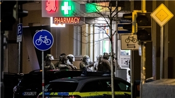 Spezialeinsatzkräfte der Polizei stürmen die Apotheke.
