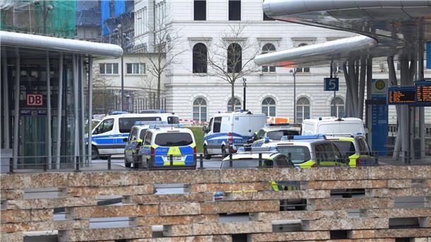 Nach Polizeieinsatz: Festgenommener kein Ex-RAF-Terrorist Spezialkräfte der Polizei haben im Wuppertaler Hauptbahnhof einen Mann aus einem Zug geholt und festgenommen.