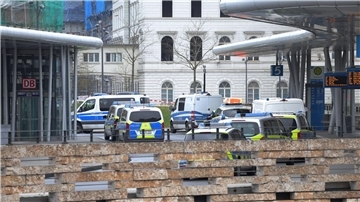 Spezialkräfte der Polizei haben im Wuppertaler Hauptbahnhof einen Mann aus einem Zug geholt und festgenommen.