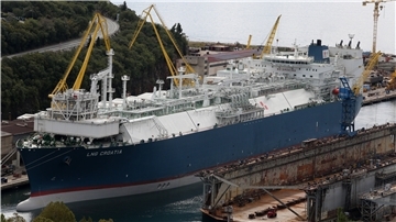 Spezialschiffe wie die LNG Croatia - hier in Kroatien fotografiert - könnten bald die Anlandung von Flüssiggas in Wilhelmshaven ermöglichen.