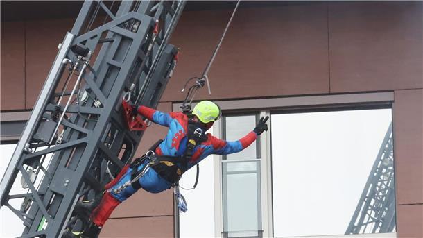 Spiderman begrüßt die Kinder der Krankenstation im SRH Waldklinikum in Gera.