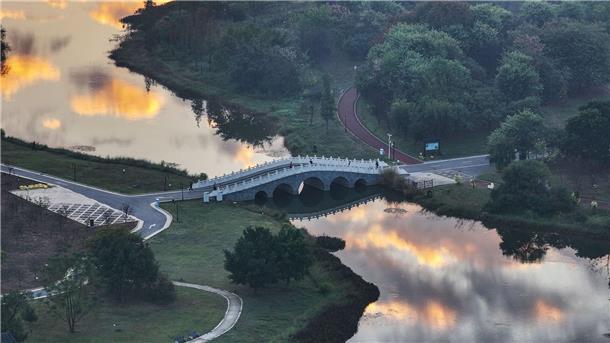 Spiegelbild - Himmel über Hezhou in China