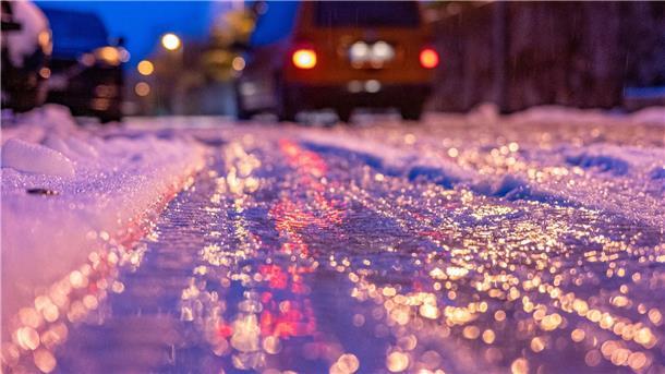 Spiegelglatt und gefährlich: Für Sonntag sind Glatteis und Eisregen angekündigt.