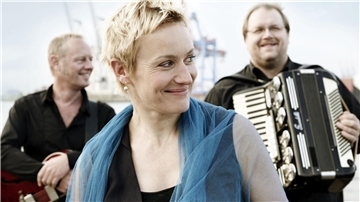 Spielen bei der Musikfahrt am 14. Juli Chansons mit Seegang: die Band „Hafennacht“.