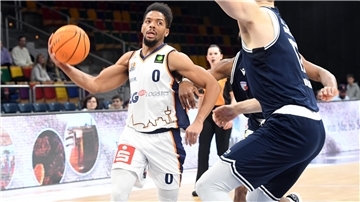 Spielmacher Aaron Cook (links) war Topwerfer der Eisbären beim Sieg gegen die ART Giants Düsseldorf. Zudem steuerte er zwölf Assists und fünf Steals bei.