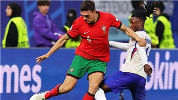 Spielt laut Berichten bald bei den Bayern: Portugals Joao Palhinha (l).
