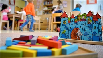 Spielzeug liegt in einer Kindertagesstätte auf dem Boden.