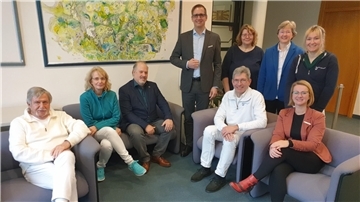 Spitzentreffen im Kreishaus. Vertreterinnen und Vertreter der Apotheken in der Wesermarsch schilderten Landrat Stephan Siefken (4. v. l.) und Dezernentin Sindy Nestler (sitzend r.) die Situation.