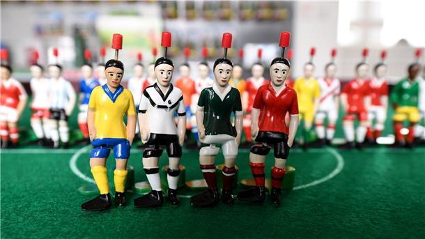 Sport für den Spieletisch: Tipp-Kick-Figuren gibt es in allen möglichen Vereins- und Ländertrikots.