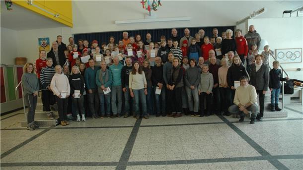 Die erfolgreiche Spadener Sportabzeichen-Familie Sportabzeichenverleihung beim Turnverein Gut Heil Spaden: Wieder war eine sehr große Gruppe an Teilnehmerinnen und Teilnehmern erfolgreich.