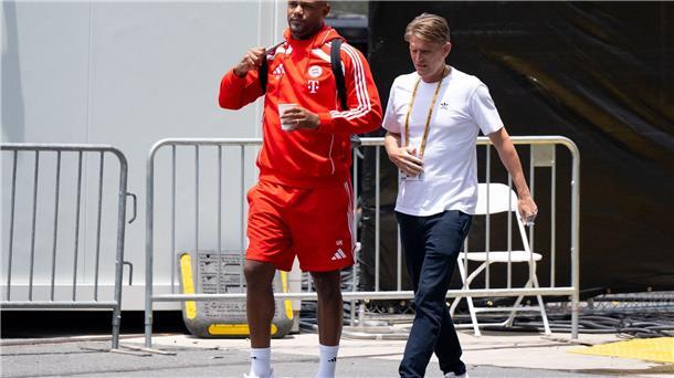Auch Bayerns Sportdirektor nennt Woltemade sehr interessant Sportdirektor Christoph Freund (r) und Trainer Vincent Kompany in Charlotte.