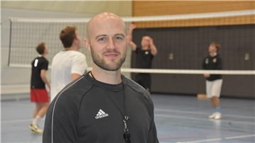 Das Foto zeigt Sportlehrer Simon Mahler. 