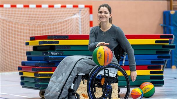 Lehrerin im Rollstuhl unterrichtet Grundschüler im Sport Sportlehrerin Sina Wiedemeier in der Turnhalle ihrer Grundschule im Landkreis Cuxhaven.