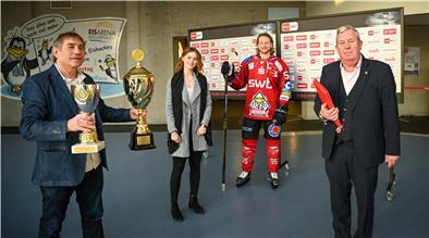 Sportstadtrat Paul Bödecker (rechts) und Jens Ennen (links) vom Magistrat ehren Rike Jürgens und die Fischtown Pinuins - hier Kapitän Mike Moore - als Sportler des Jahres 2019.