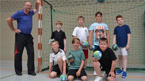 Sportwart Jürgen Schmitt mit dem E-Jugend-Handballteam des TV Gut Heil Spaden, das im vergangenen Jahr Meister in der Regionsliga West wurde. Der Verein verfügt nur noch über drei Jugend-Handballmannschaften.