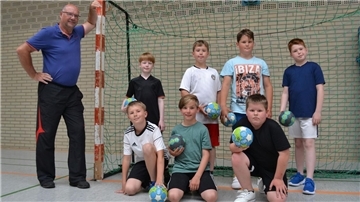Sportwart Jürgen Schmitt mit dem E-Jugend-Handballteam des TV Gut Heil Spaden, das im vergangenen Jahr Meister in der Regionsliga West wurde. Der Verein verfügt nur noch über drei Jugend-Handballmannschaften.